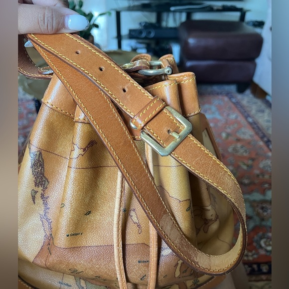 Alviero Martini Bucket Bag with bag tag - Picture 4 of 10